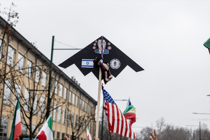 Avrupadaki İranlılardan dikkat çeken protesto | ABD ve İsrail İrana saldırdı; bölge yangın yeri Çok sayıda ölü ve yaralı var, savaş devam ediyor Avrupadaki İranlılardan dikkat çeken protesto | ABD ve İsrail İrana saldırdı; bölge yangın yeri Çok sayıda ölü ve yaralı var, savaş devam ediyor