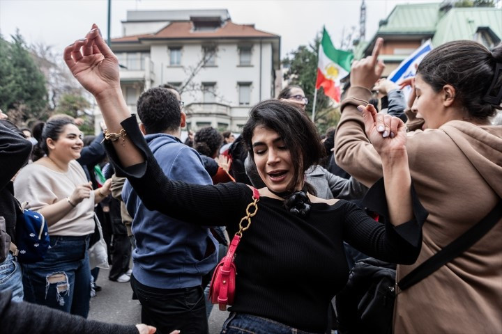 Avrupadaki İranlılardan dikkat çeken protesto | ABD ve İsrail İrana saldırdı; bölge yangın yeri Çok sayıda ölü ve yaralı var, savaş devam ediyor Avrupadaki İranlılardan dikkat çeken protesto | ABD ve İsrail İrana saldırdı; bölge yangın yeri Çok sayıda ölü ve yaralı var, savaş devam ediyor
