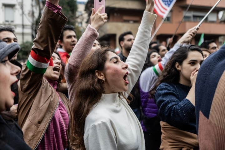 Avrupadaki İranlılardan dikkat çeken protesto | ABD ve İsrail İrana saldırdı; bölge yangın yeri Çok sayıda ölü ve yaralı var, savaş devam ediyor Avrupadaki İranlılardan dikkat çeken protesto | ABD ve İsrail İrana saldırdı; bölge yangın yeri Çok sayıda ölü ve yaralı var, savaş devam ediyor