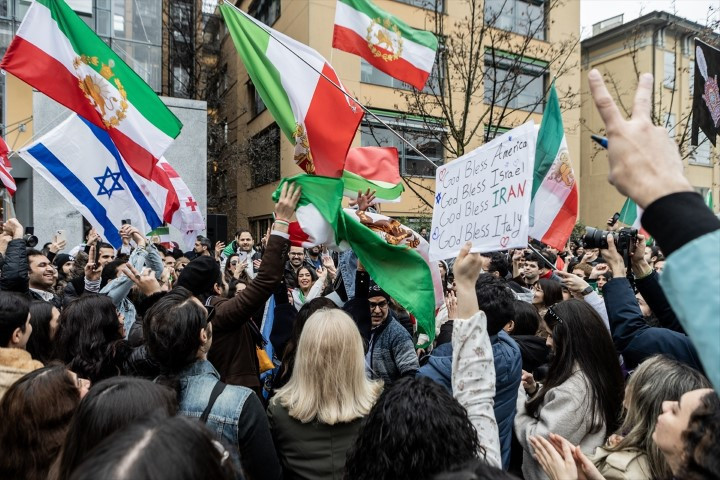 Avrupadaki İranlılardan dikkat çeken protesto | ABD ve İsrail İrana saldırdı; bölge yangın yeri Çok sayıda ölü ve yaralı var, savaş devam ediyor Avrupadaki İranlılardan dikkat çeken protesto | ABD ve İsrail İrana saldırdı; bölge yangın yeri Çok sayıda ölü ve yaralı var, savaş devam ediyor