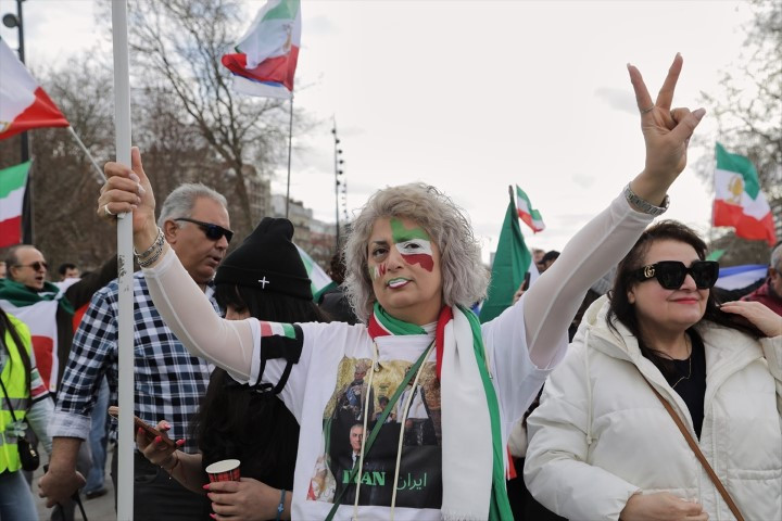 Avrupadaki İranlılardan dikkat çeken protesto | ABD ve İsrail İrana saldırdı; bölge yangın yeri Çok sayıda ölü ve yaralı var, savaş devam ediyor Avrupadaki İranlılardan dikkat çeken protesto | ABD ve İsrail İrana saldırdı; bölge yangın yeri Çok sayıda ölü ve yaralı var, savaş devam ediyor