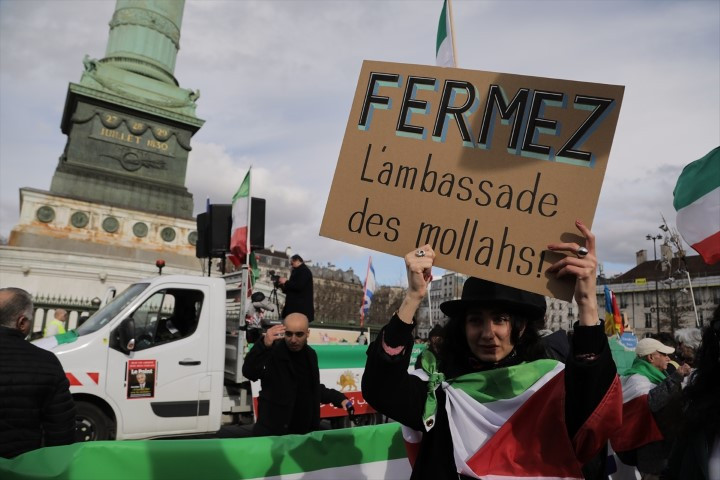 Avrupadaki İranlılardan dikkat çeken protesto | ABD ve İsrail İrana saldırdı; bölge yangın yeri Çok sayıda ölü ve yaralı var, savaş devam ediyor Avrupadaki İranlılardan dikkat çeken protesto | ABD ve İsrail İrana saldırdı; bölge yangın yeri Çok sayıda ölü ve yaralı var, savaş devam ediyor