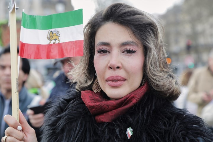 Avrupadaki İranlılardan dikkat çeken protesto | ABD ve İsrail İrana saldırdı; bölge yangın yeri Çok sayıda ölü ve yaralı var, savaş devam ediyor Avrupadaki İranlılardan dikkat çeken protesto | ABD ve İsrail İrana saldırdı; bölge yangın yeri Çok sayıda ölü ve yaralı var, savaş devam ediyor