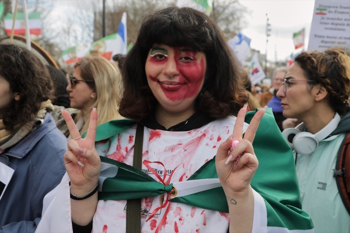 Avrupadaki İranlılardan dikkat çeken protesto | ABD ve İsrail İrana saldırdı; bölge yangın yeri Çok sayıda ölü ve yaralı var, savaş devam ediyor Avrupadaki İranlılardan dikkat çeken protesto | ABD ve İsrail İrana saldırdı; bölge yangın yeri Çok sayıda ölü ve yaralı var, savaş devam ediyor