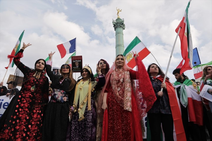 Avrupadaki İranlılardan dikkat çeken protesto | ABD ve İsrail İrana saldırdı; bölge yangın yeri Çok sayıda ölü ve yaralı var, savaş devam ediyor Avrupadaki İranlılardan dikkat çeken protesto | ABD ve İsrail İrana saldırdı; bölge yangın yeri Çok sayıda ölü ve yaralı var, savaş devam ediyor