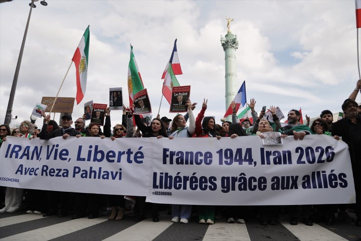 Avrupadaki İranlılardan dikkat çeken protesto | ABD ve İsrail İrana saldırdı; bölge yangın yeri Çok sayıda ölü ve yaralı var, savaş devam ediyor Avrupadaki İranlılardan dikkat çeken protesto | ABD ve İsrail İrana saldırdı; bölge yangın yeri Çok sayıda ölü ve yaralı var, savaş devam ediyor