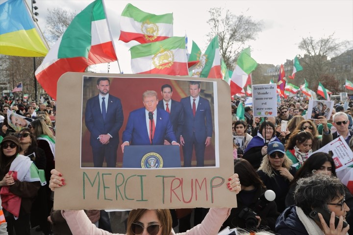 Avrupadaki İranlılardan dikkat çeken protesto | ABD ve İsrail İrana saldırdı; bölge yangın yeri Çok sayıda ölü ve yaralı var, savaş devam ediyor Avrupadaki İranlılardan dikkat çeken protesto | ABD ve İsrail İrana saldırdı; bölge yangın yeri Çok sayıda ölü ve yaralı var, savaş devam ediyor