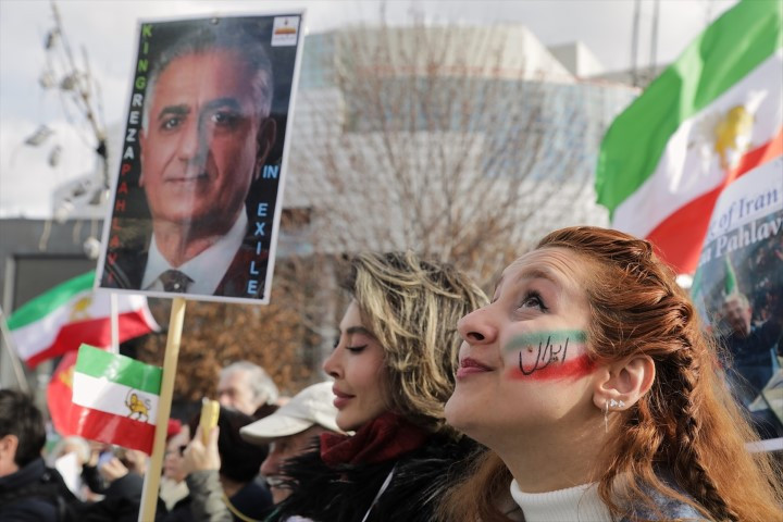 Avrupadaki İranlılardan dikkat çeken protesto | ABD ve İsrail İrana saldırdı; bölge yangın yeri Çok sayıda ölü ve yaralı var, savaş devam ediyor Avrupadaki İranlılardan dikkat çeken protesto | ABD ve İsrail İrana saldırdı; bölge yangın yeri Çok sayıda ölü ve yaralı var, savaş devam ediyor