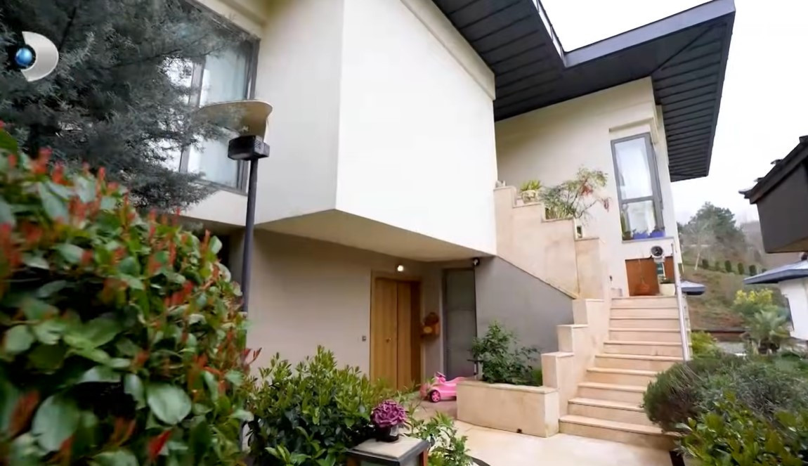 Kızıyla birlikte yaşıyor... Ünlü model Tülin Şahin evinin kapılarını açtı Kızıyla birlikte yaşıyor... Ünlü model Tülin Şahin evinin kapılarını açtı