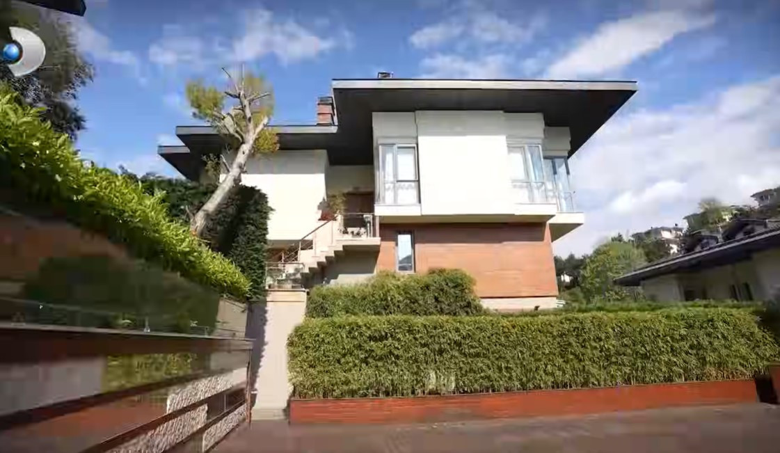 Kızıyla birlikte yaşıyor... Ünlü model Tülin Şahin evinin kapılarını açtı Kızıyla birlikte yaşıyor... Ünlü model Tülin Şahin evinin kapılarını açtı