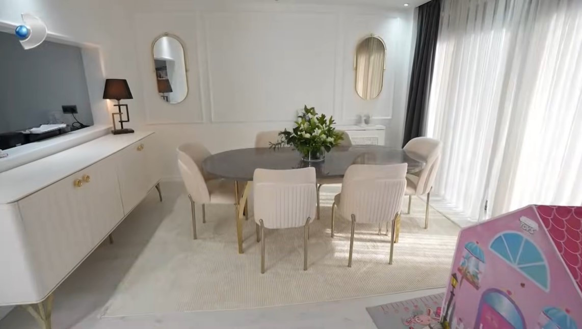 Kızıyla birlikte yaşıyor... Ünlü model Tülin Şahin evinin kapılarını açtı Kızıyla birlikte yaşıyor... Ünlü model Tülin Şahin evinin kapılarını açtı