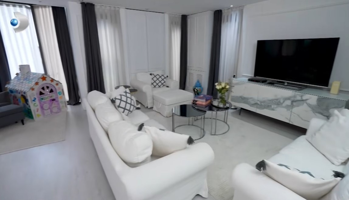 BEYAZIN HÂKİM OLDUĞU HUZURLU BİR SALON BEYAZIN HÂKİM OLDUĞU HUZURLU BİR SALON