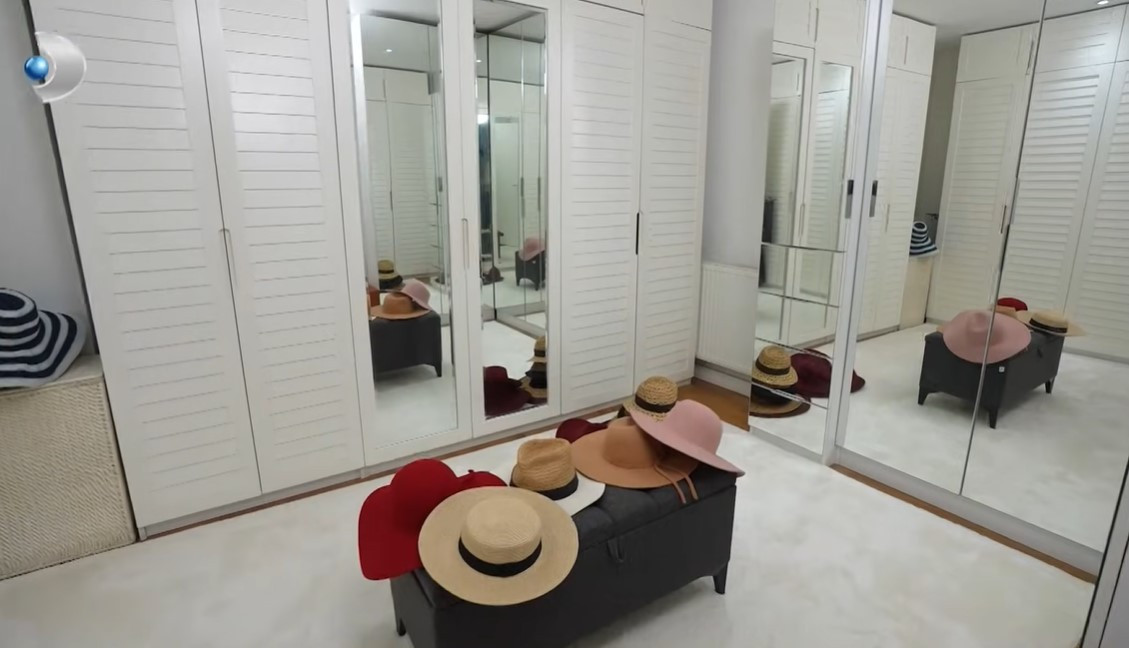 Kızıyla birlikte yaşıyor... Ünlü model Tülin Şahin evinin kapılarını açtı Kızıyla birlikte yaşıyor... Ünlü model Tülin Şahin evinin kapılarını açtı