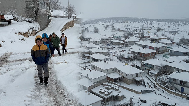 Kar yağışı etkili oldu: 'Zorlu şartlarda gidip geliyoruz'