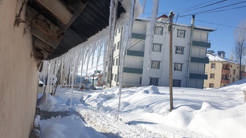 İlkbaharı beklerken kış geri geldi | Bu ilçede termometreler eksi 18i gösterdi