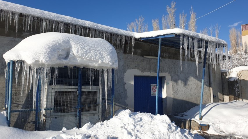 İlkbaharı beklerken kış geri geldi | Bu ilçede termometreler eksi 18i gösterdi