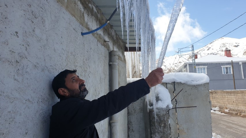 İlkbaharı beklerken kış geri geldi | Bu ilçede termometreler eksi 18i gösterdi