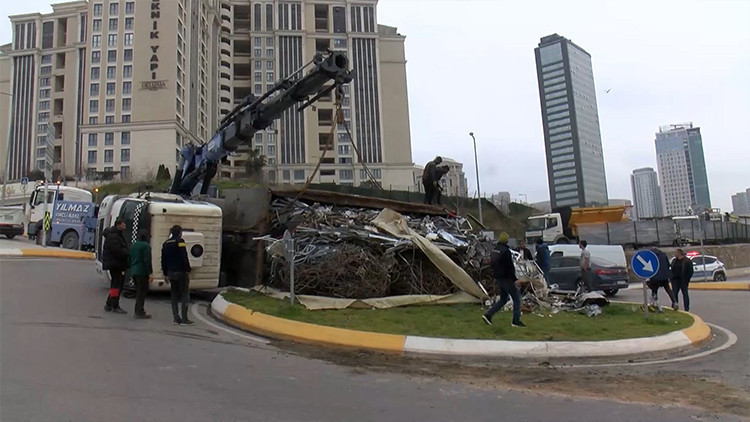 Ataşehir'de hurda yüklü kamyon devrildi
