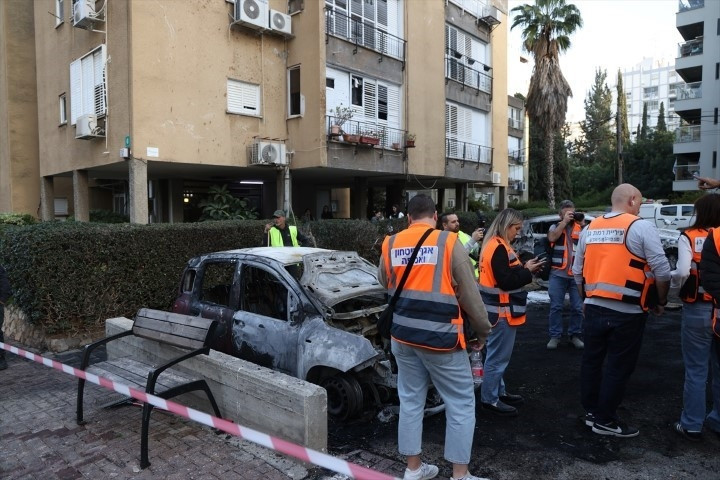 ABD/İsrail-İran savaşında karşılıklı füze atışları sürüyor Tel Aviv bombalandı: Bölgeden çarpıcı kareler