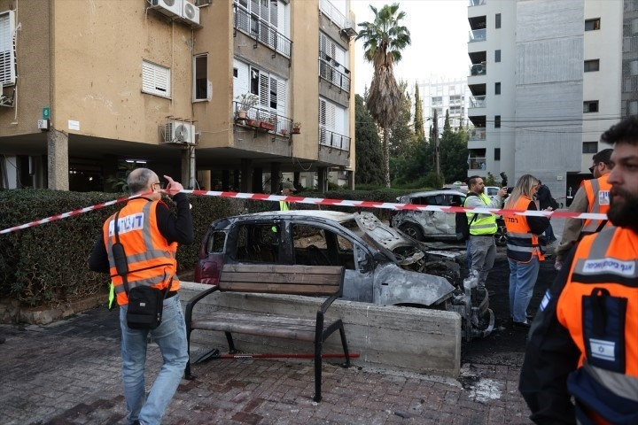 ABD/İsrail-İran savaşında karşılıklı füze atışları sürüyor Tel Aviv bombalandı: Bölgeden çarpıcı kareler