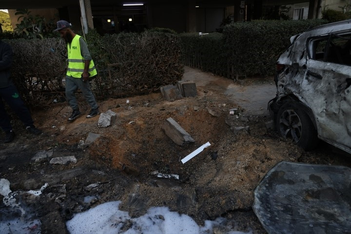 ABD/İsrail-İran savaşında karşılıklı füze atışları sürüyor Tel Aviv bombalandı: Bölgeden çarpıcı kareler