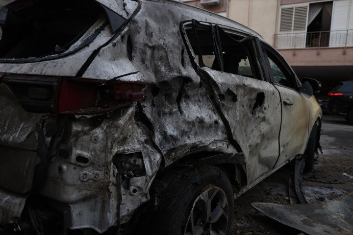 ABD/İsrail-İran savaşında karşılıklı füze atışları sürüyor Tel Aviv bombalandı: Bölgeden çarpıcı kareler