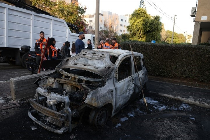 ABD/İsrail-İran savaşında karşılıklı füze atışları sürüyor Tel Aviv bombalandı: Bölgeden çarpıcı kareler