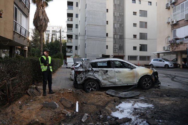 ABD/İsrail-İran savaşında karşılıklı füze atışları sürüyor Tel Aviv bombalandı: Bölgeden çarpıcı kareler