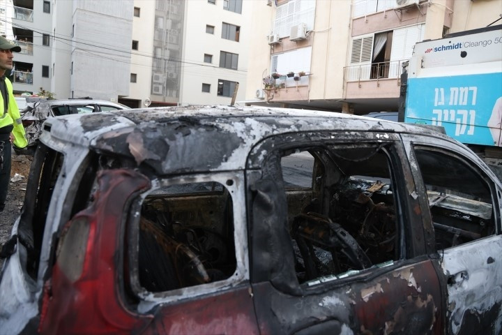 ABD/İsrail-İran savaşında karşılıklı füze atışları sürüyor Tel Aviv bombalandı: Bölgeden çarpıcı kareler