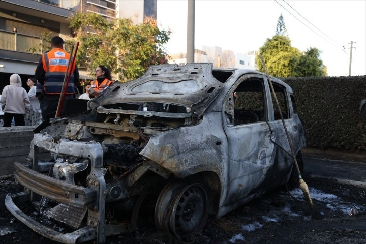 ABD/İsrail-İran savaşında karşılıklı füze atışları sürüyor Tel Aviv bombalandı: Bölgeden çarpıcı kareler