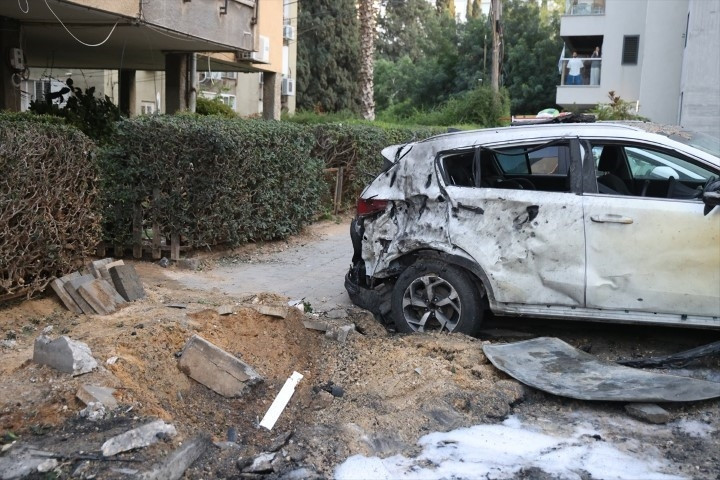 ABD/İsrail-İran savaşında karşılıklı füze atışları sürüyor Tel Aviv bombalandı: Bölgeden çarpıcı kareler