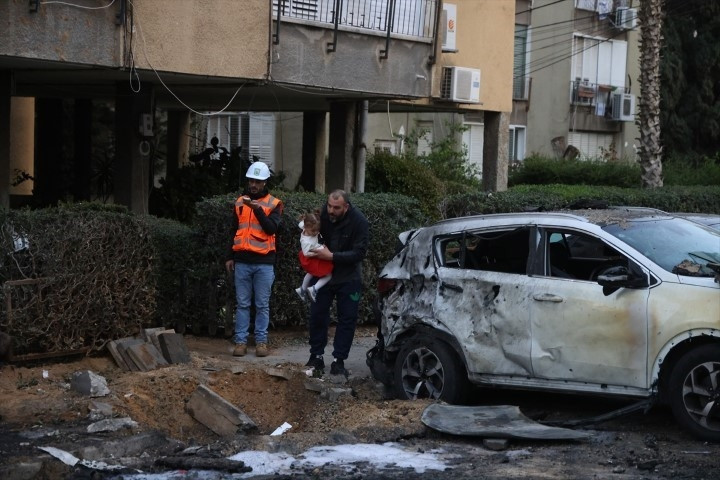 ABD/İsrail-İran savaşında karşılıklı füze atışları sürüyor Tel Aviv bombalandı: Bölgeden çarpıcı kareler
