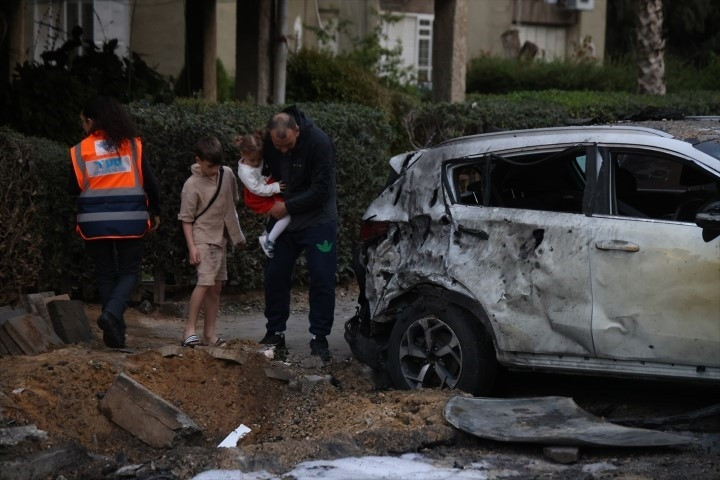 ABD/İsrail-İran savaşında karşılıklı füze atışları sürüyor Tel Aviv bombalandı: Bölgeden çarpıcı kareler