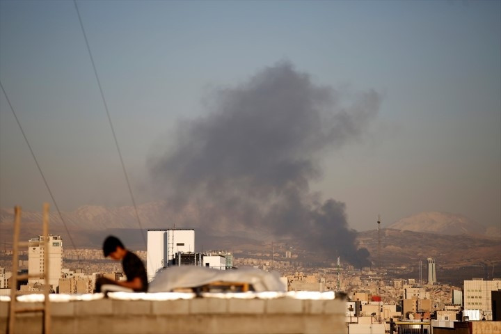 ABD/İsrail-İran savaşında karşılıklı füze atışları sürüyor Tel Aviv bombalandı: Bölgeden çarpıcı kareler