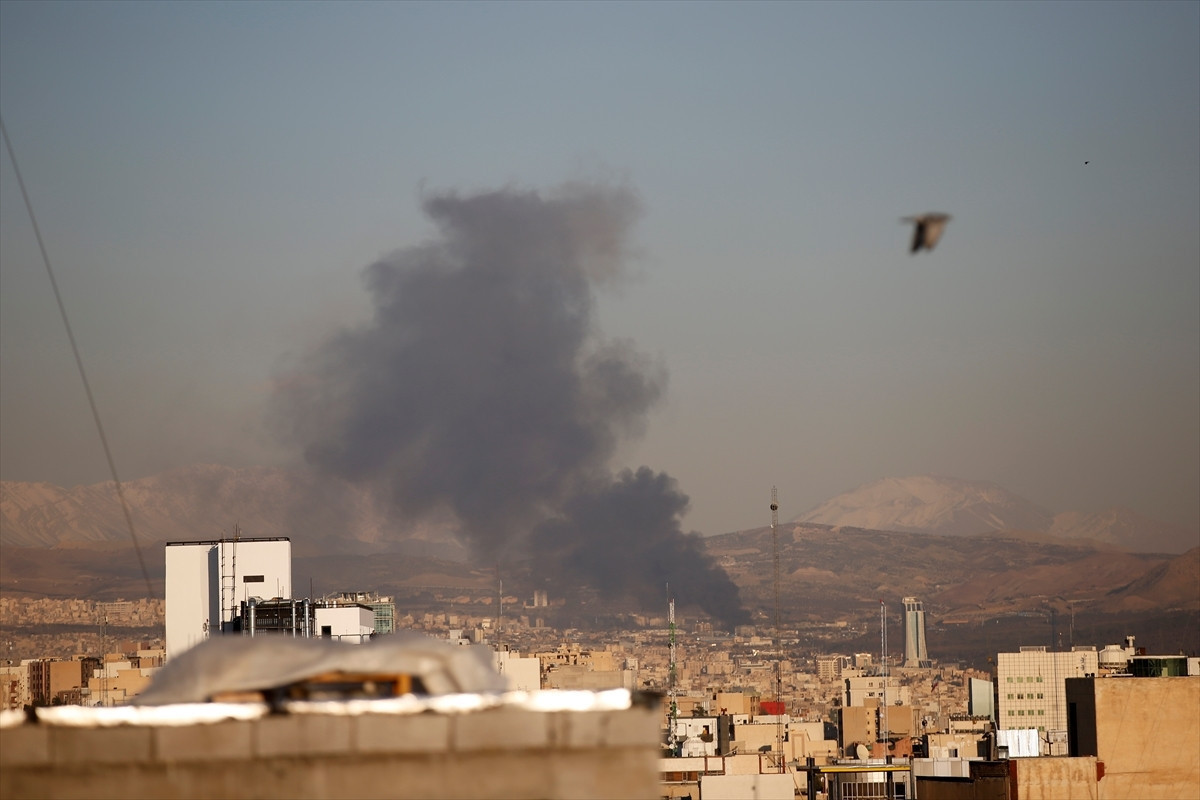 ABD/İsrail-İran savaşında karşılıklı füze atışları sürüyor Tel Aviv bombalandı: Bölgeden çarpıcı kareler