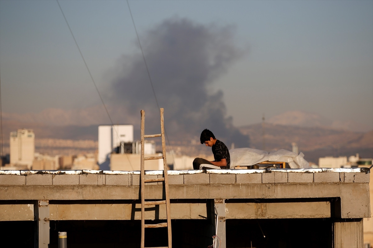 ABD/İsrail-İran savaşında karşılıklı füze atışları sürüyor Tel Aviv bombalandı: Bölgeden çarpıcı kareler