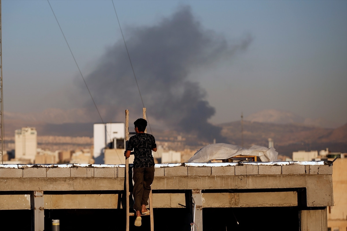 ABD/İsrail-İran savaşında karşılıklı füze atışları sürüyor Tel Aviv bombalandı: Bölgeden çarpıcı kareler