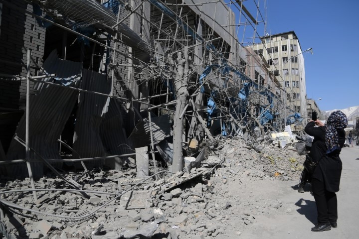 ABD/İsrail-İran savaşında karşılıklı füze atışları sürüyor Tel Aviv bombalandı: Bölgeden çarpıcı kareler