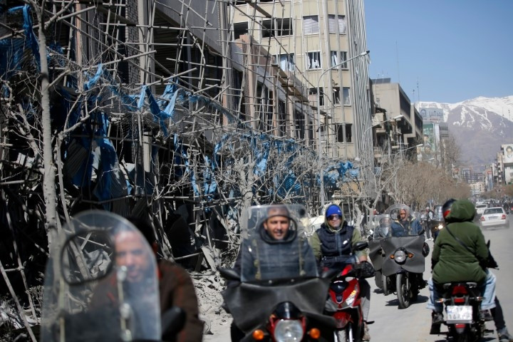 ABD/İsrail-İran savaşında karşılıklı füze atışları sürüyor Tel Aviv bombalandı: Bölgeden çarpıcı kareler