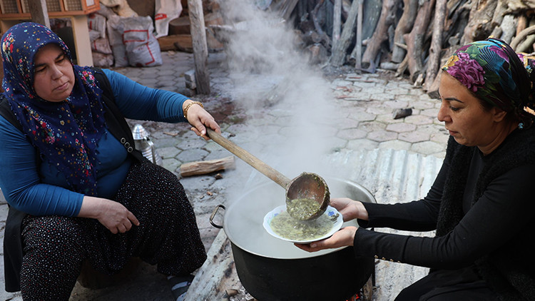 Doğada toplayıp özel yöntemle zehrini alıyorlar: Kazanlarda pişince şifaya dönüşüyor