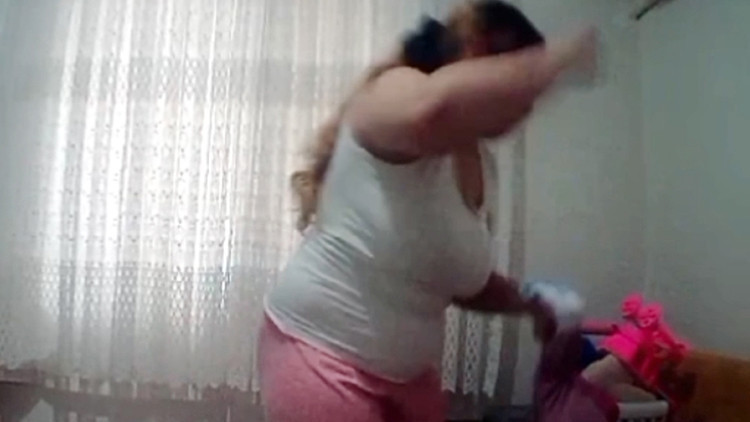 Eve yerleştirilen gizli kamera gerçeği ortaya çıkarmıştı! Gözü dönmüş anneye 6 yıl hapis cezası