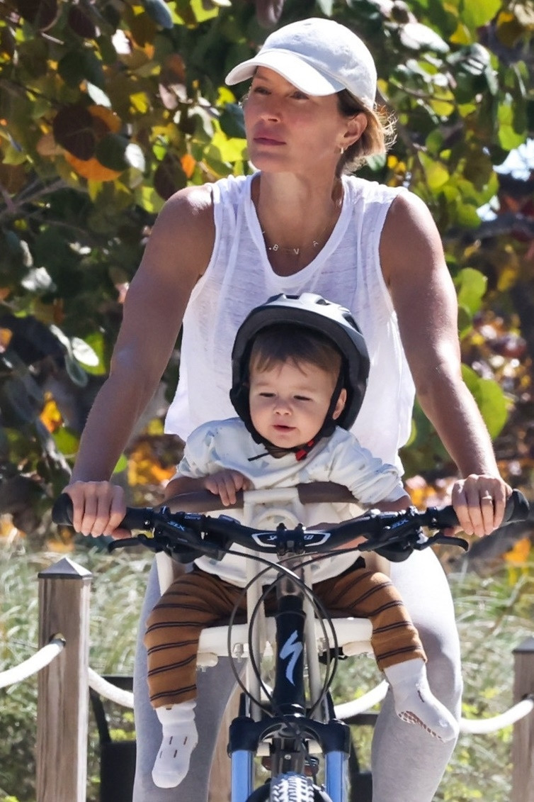 Felaketin ta kendisiyle flört ediyor ‘Dikkat et, aşkının değil şöhretinin peşinde’ Felaketin ta kendisiyle flört ediyor ‘Dikkat et, aşkının değil şöhretinin peşinde’