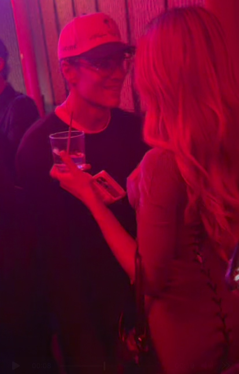 Felaketin ta kendisiyle flört ediyor ‘Dikkat et, aşkının değil şöhretinin peşinde’ Felaketin ta kendisiyle flört ediyor ‘Dikkat et, aşkının değil şöhretinin peşinde’