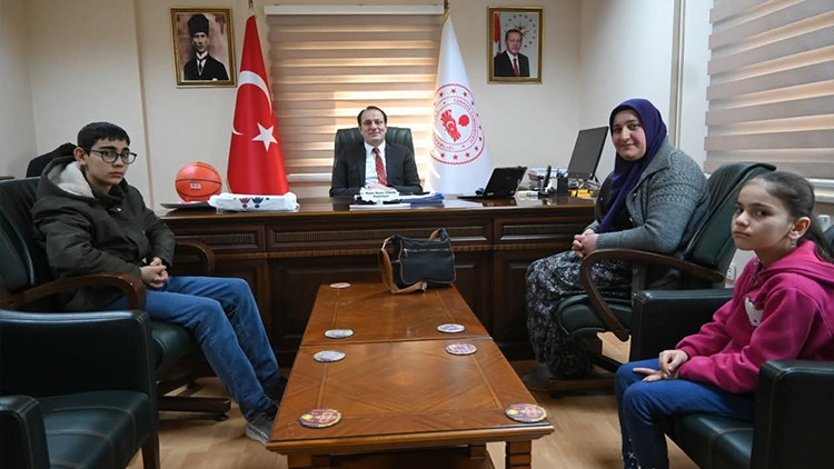 Kaymakama mesaj gönderen öğrenciye sürpriz: Makama davet edildi