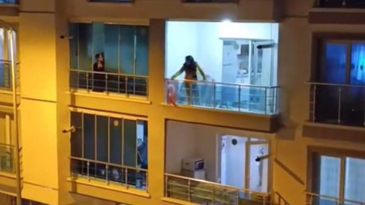 Komşularıyla kavga ederken sinir krizi geçirdi! Balkondan eşyaları fırlattı