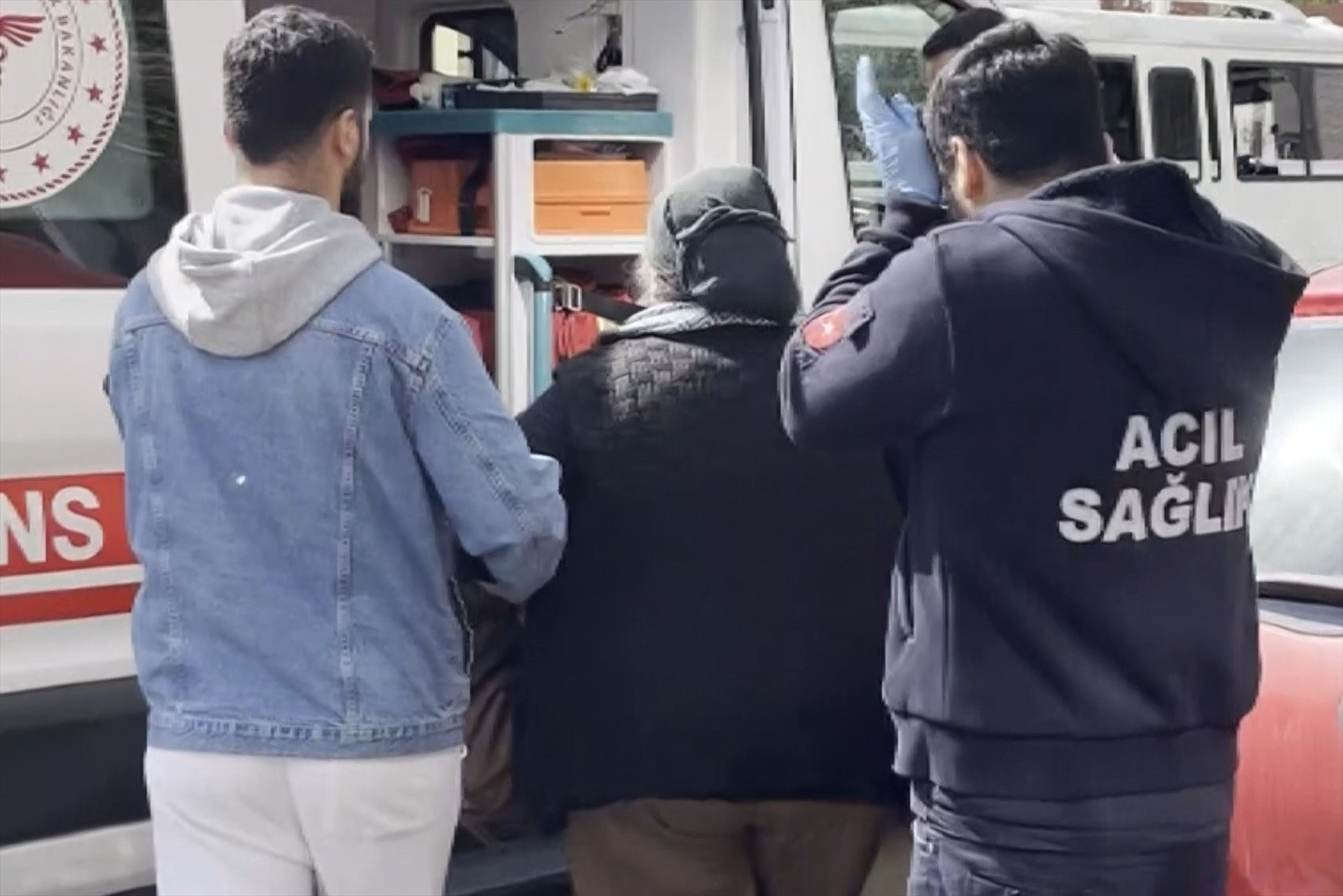 Aydında indirim izdihamı Ezilenler ve bayılanlar ambulanslarla hastaneye kaldırıldı... Açılış iptal edildi