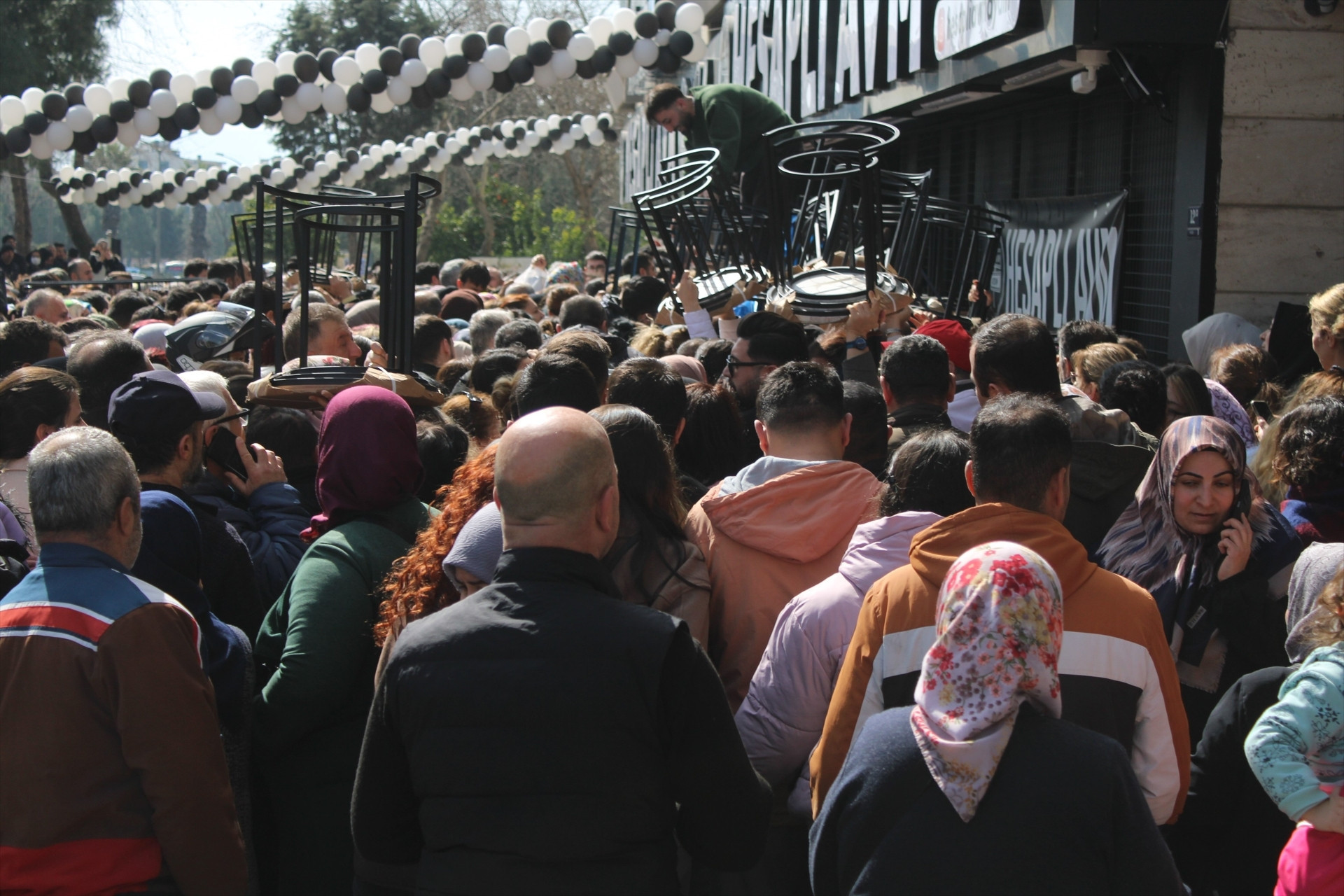 Aydında indirim izdihamı Ezilenler ve bayılanlar ambulanslarla hastaneye kaldırıldı... Açılış iptal edildi