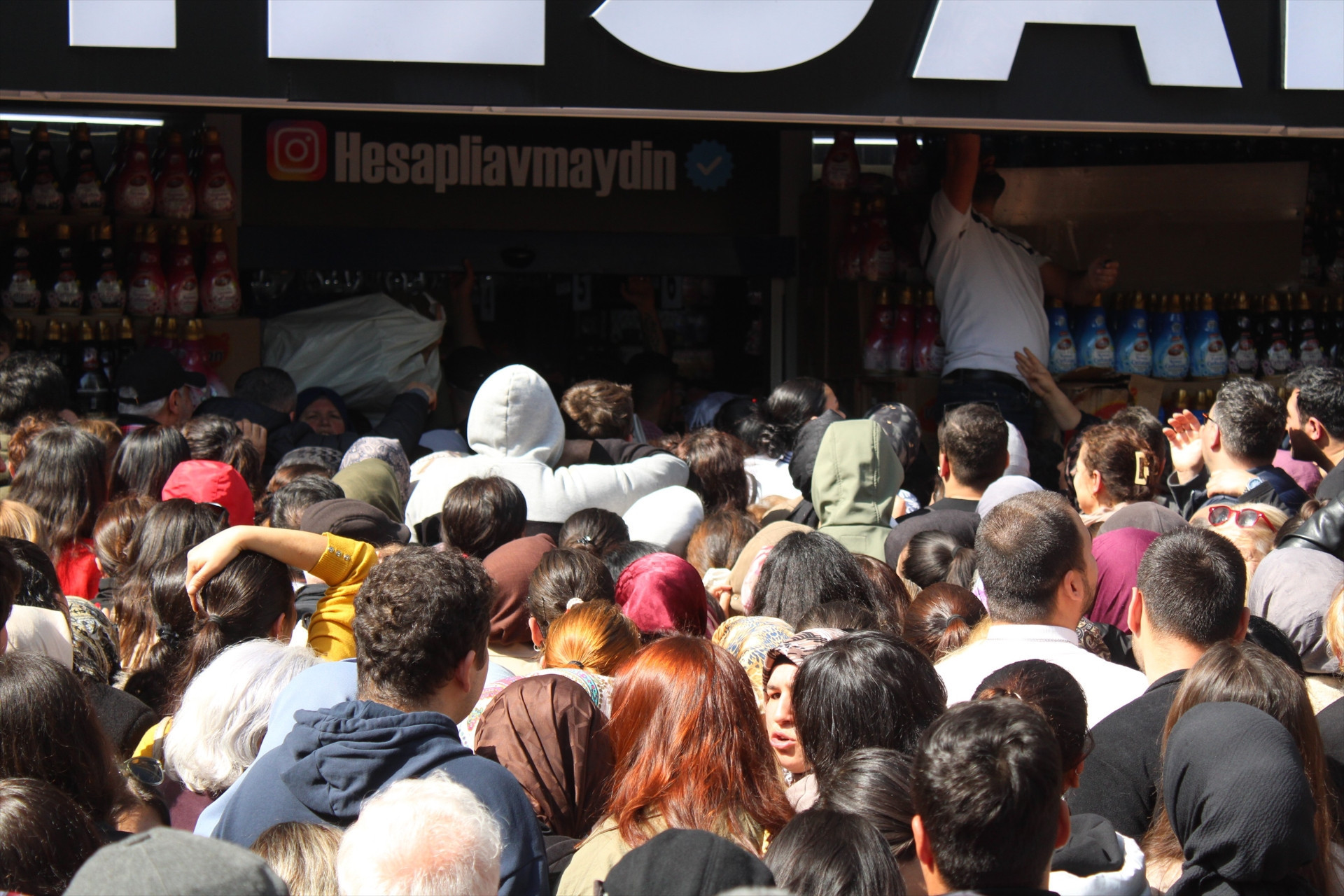 Aydın'da indirim izdihamı! Ezilenler ve bayılanlar ambulanslarla hastaneye kaldırıldı... Açılış iptal edildi