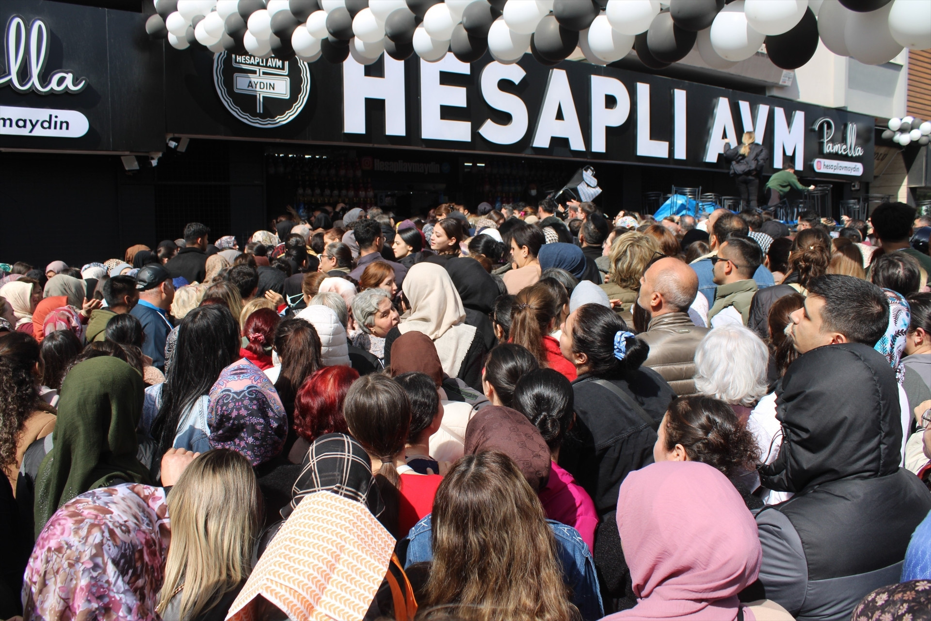 Aydında indirim izdihamı Ezilenler ve bayılanlar ambulanslarla hastaneye kaldırıldı... Açılış iptal edildi