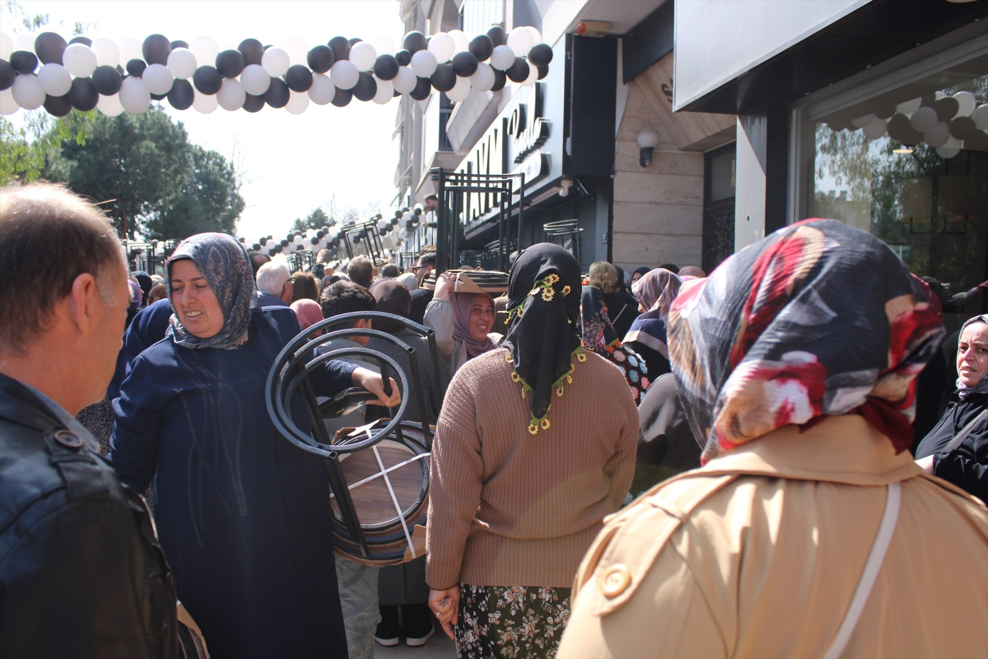 Aydında indirim izdihamı Ezilenler ve bayılanlar ambulanslarla hastaneye kaldırıldı... Açılış iptal edildi